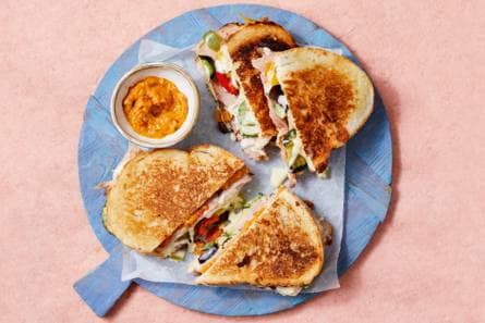 Gegrilde-groentetosti met pesto, ham en geraspte kaas