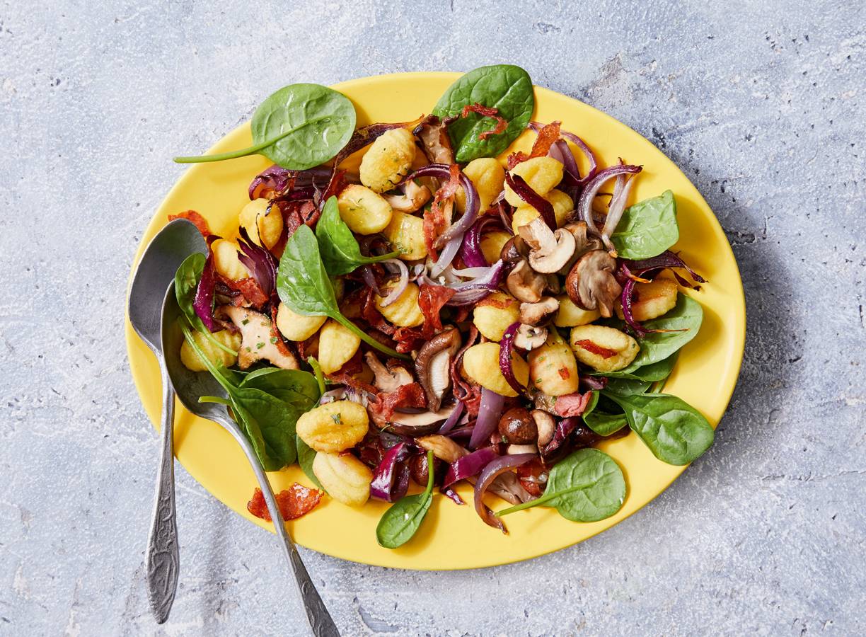 Gnocchi-traybake met gekruide paddenstoelen en salami