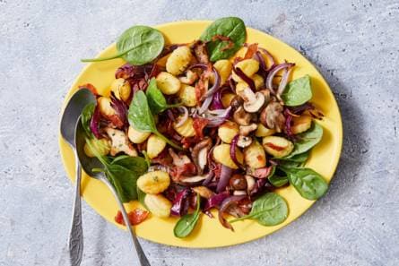 Gnocchi-traybake met gekruide paddenstoelen en salami