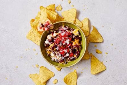 Mexicaanse bonendip met cheddar en tomatensalsa