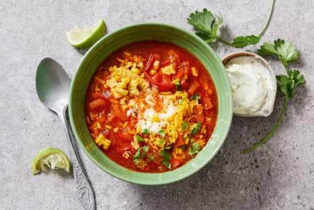 Mexicaanse maissoep met limoencrème & gele rijst