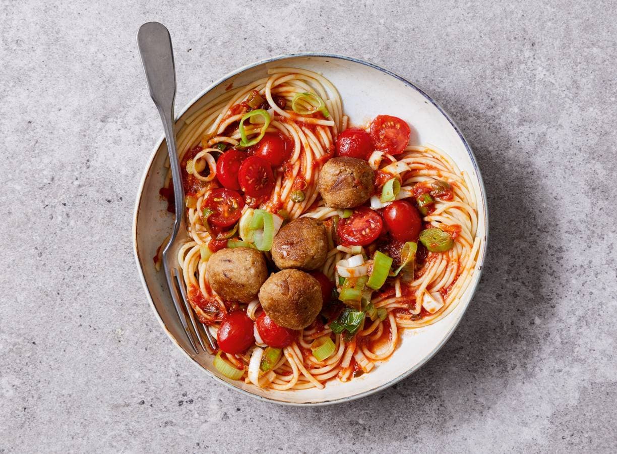 Spaghetti met tonijnballetjes in prei-tomatensaus
