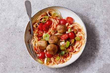 Spaghetti met tonijnballetjes in prei-tomatensaus