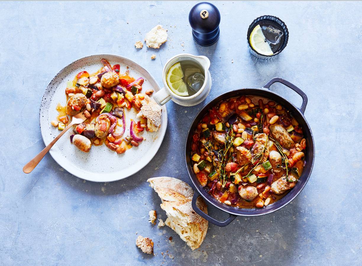 Bonenstoof met courgette, aubergine en worstjes