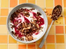 Voordat we het fruit toevoegen aan de yoghurt, pureren we het. Extra lekker!