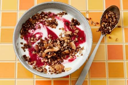 Breakfastbowl met granola en rood-fruitpuree