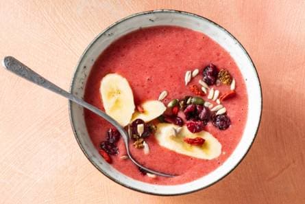 Cranberry-smoothiebowl met aardbeien