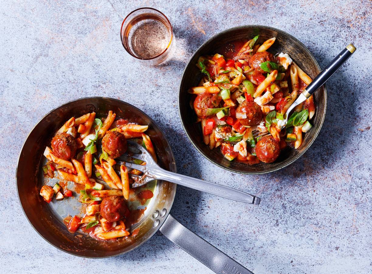 Eenpanspasta met gehaktballetjes