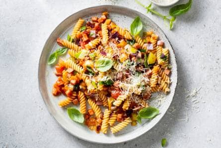 Fusilli met groentesaus en hamblokjes