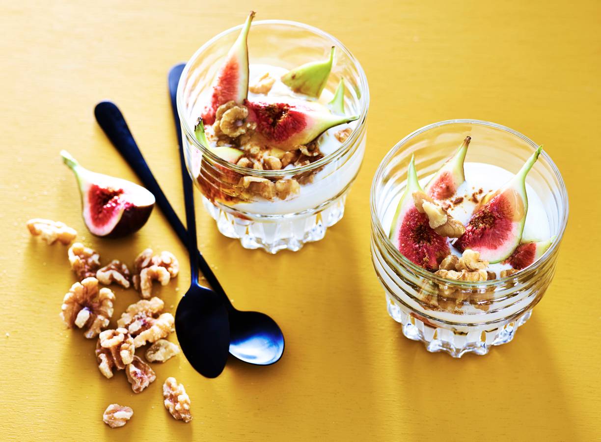 Griekse yoghurt met walnoten en verse vijgen