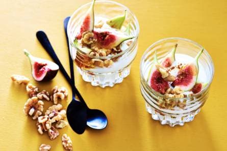 Griekse yoghurt met walnoten en verse vijgen