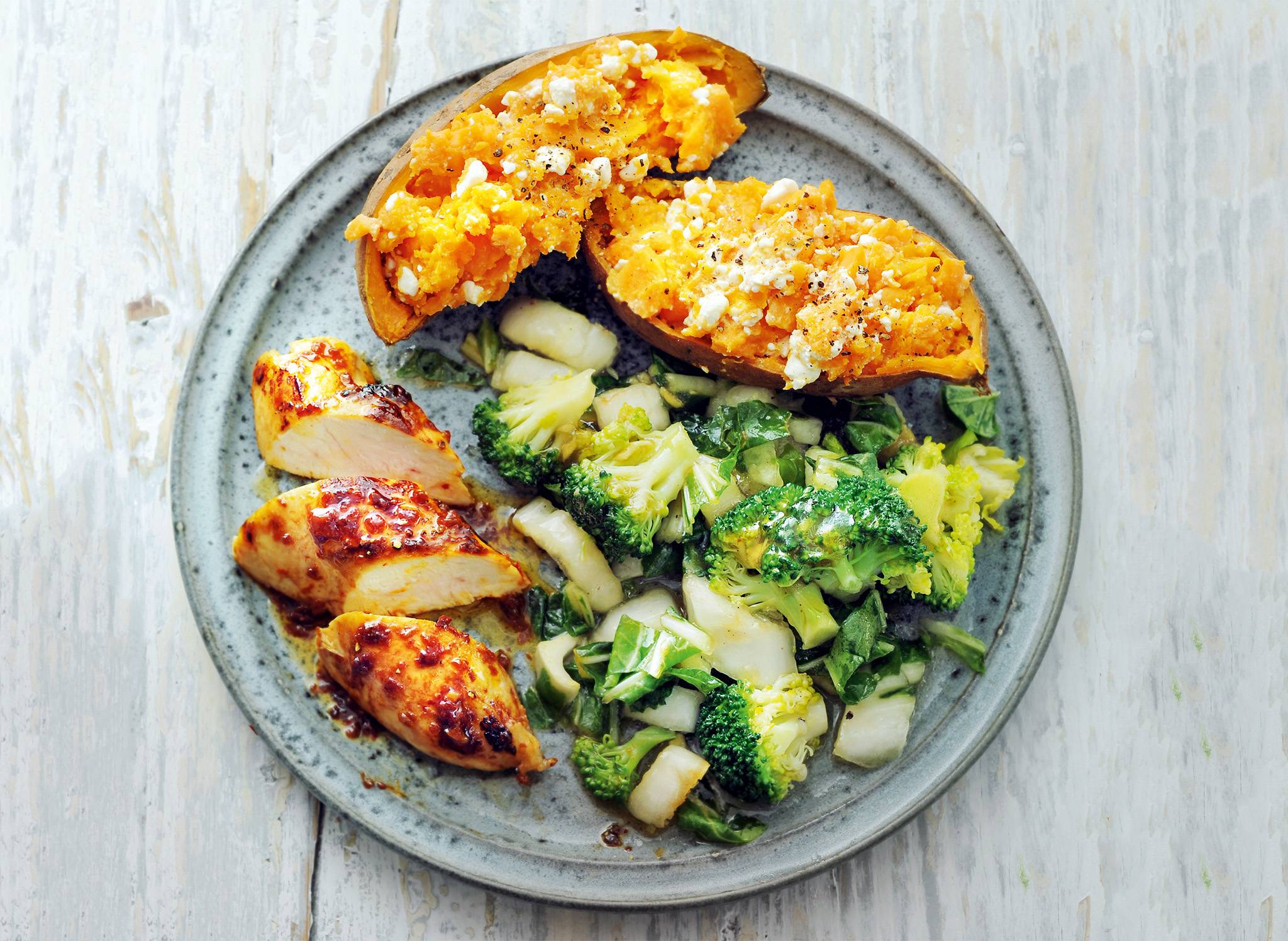 Kip en sambal en gepofte zoete aardappel recept - Allerhande | Albert Heijn