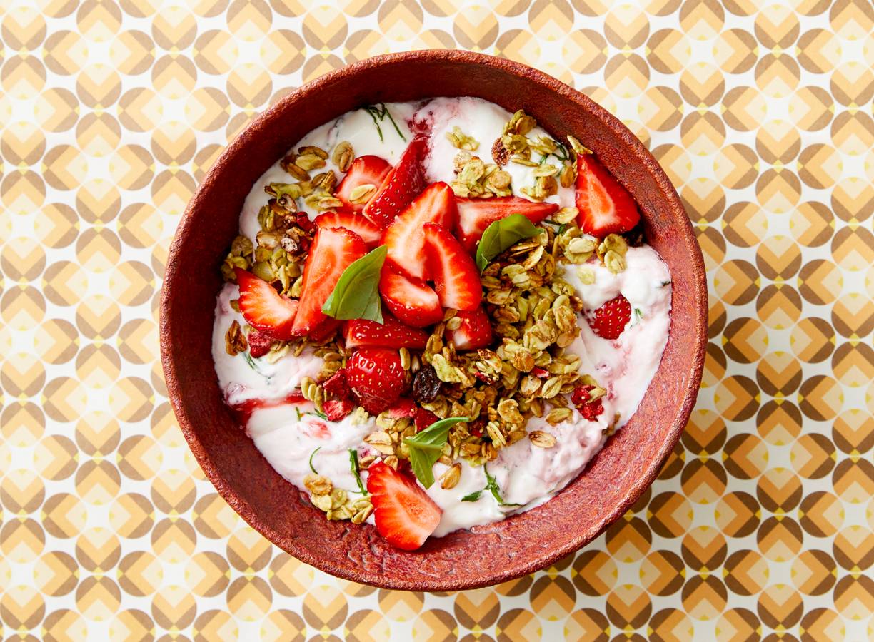 Kwark met matcha granola, aardbeien en basilicum