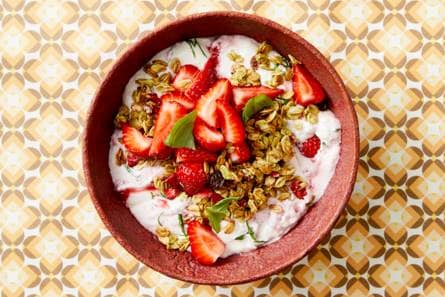 Kwark met matcha granola, aardbeien en basilicum