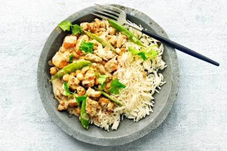 Milde curry van kip, kikkererwten en zoete aardappel