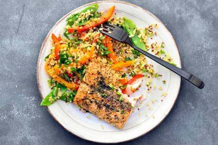 Quinoa met zalm, peultjes, paprika en groene kruiden
