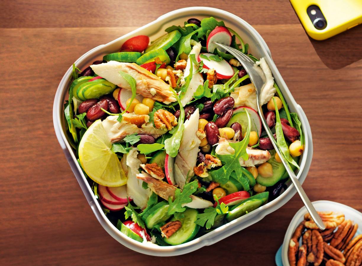 Rode-kidneybonensalade met gerookte makreel