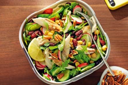 Rode-kidneybonensalade met gerookte makreel