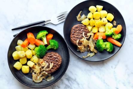 Rundertartaar met peen, broccoli en gebakken ui