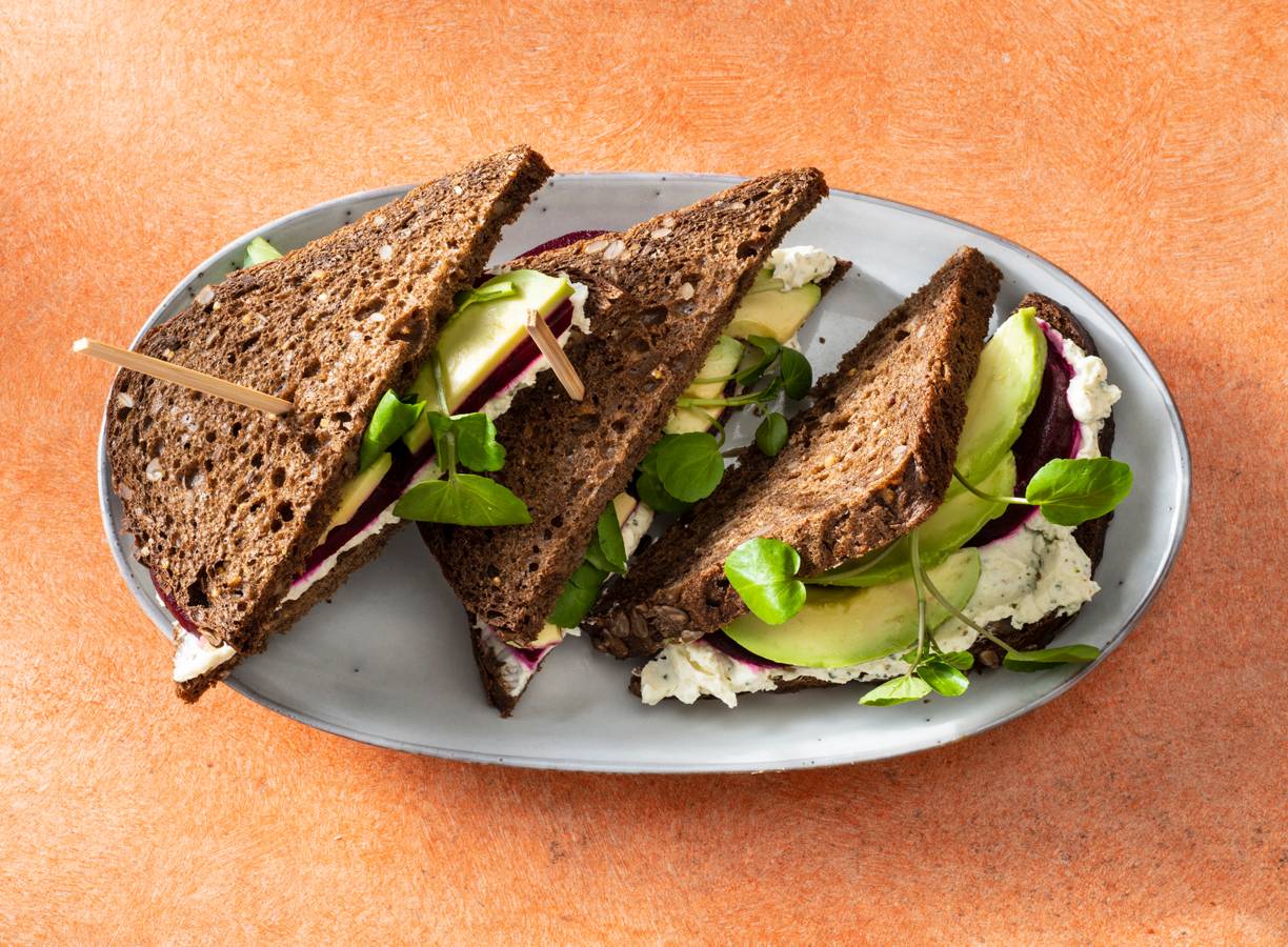 Sandwich met paturain, rode biet, avocado en waterkers