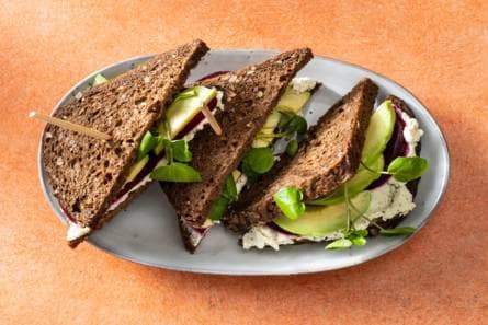 Sandwich met paturain, rode biet, avocado en waterkers