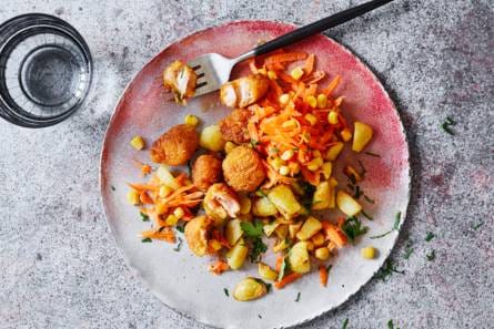 Zalmnuggets met aardappelpartjes en wortelsalade