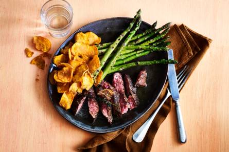 Bavette met gegrilde asperges en zoete-aardappelchips
