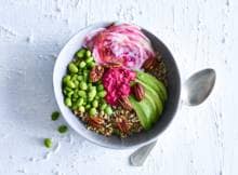 Een buddha-bowl kun je vullen naar smaak. Wij kiezen voor quinoa, biet en avocado.