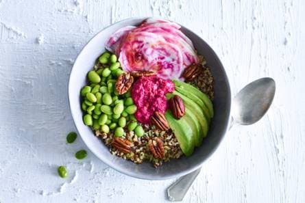 Buddha-bowl met Chioggia-bietjes en bietenhummus