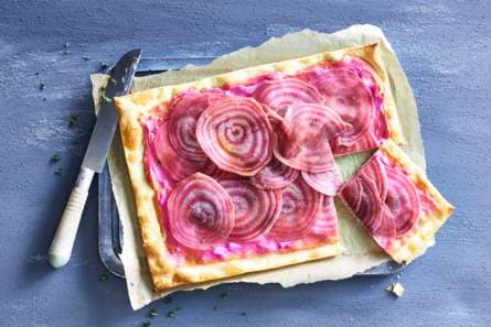 Flammkuchen met Chioggia-bietjes en tijm