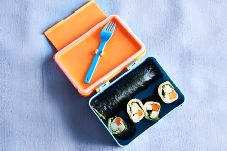 Sushi-omeletrolletjes to go
