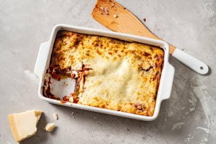 Aubergine-paprikalasagne met romige kaassaus