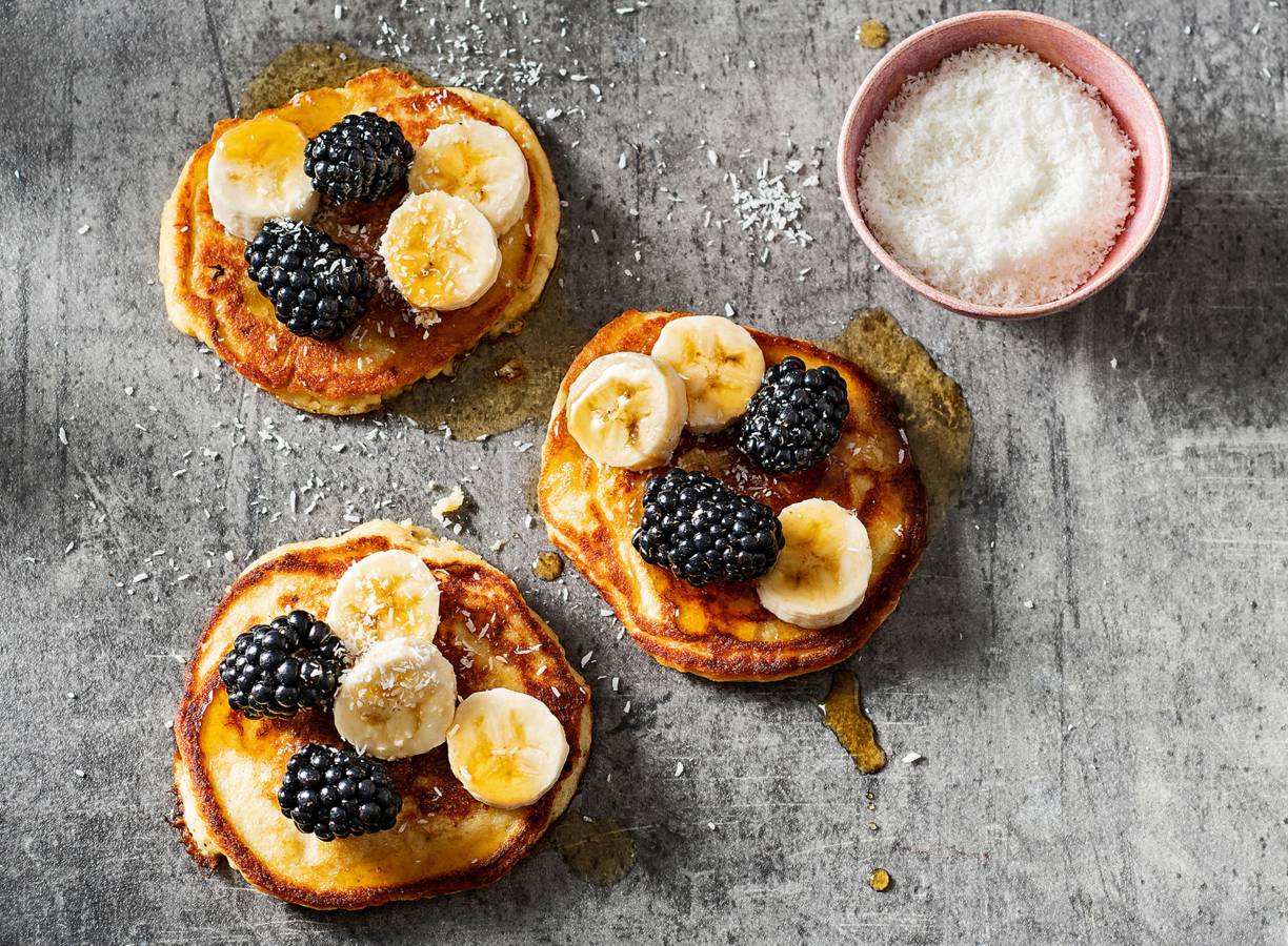 Banaan-sojapannenkoekjes met kokos & bramen