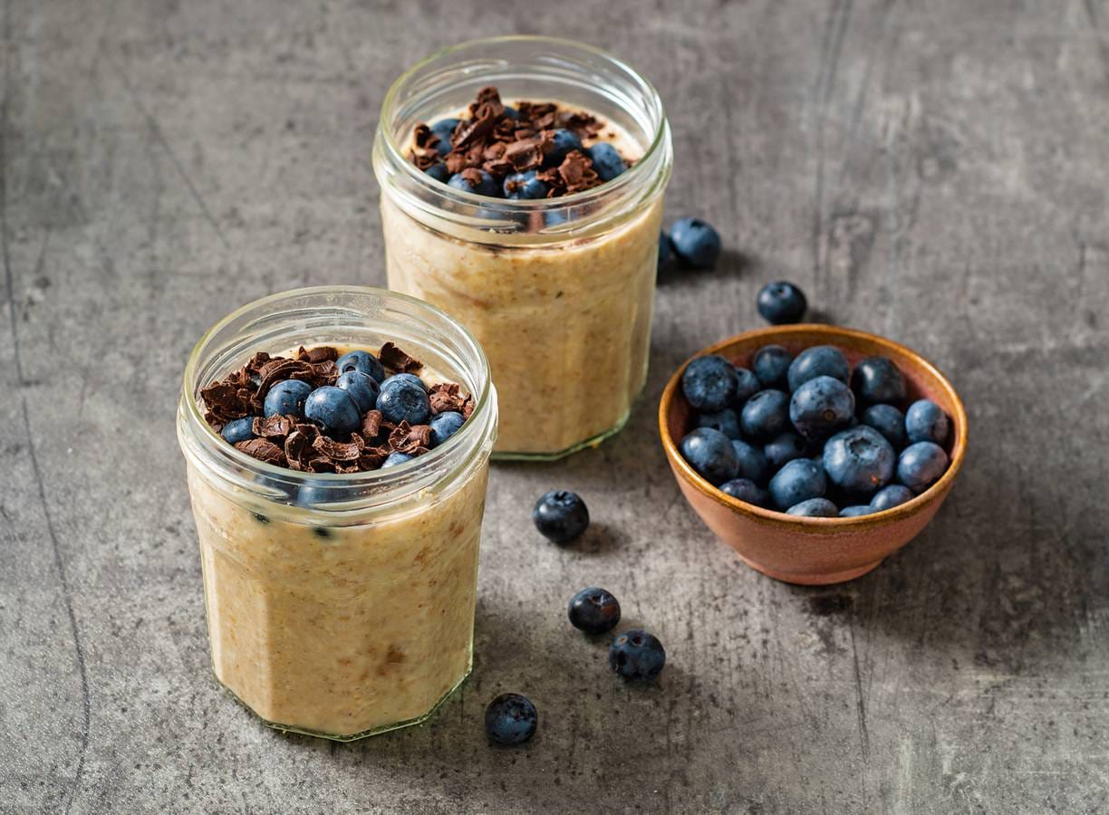 Pindakaas overnight oats met bosbessen
