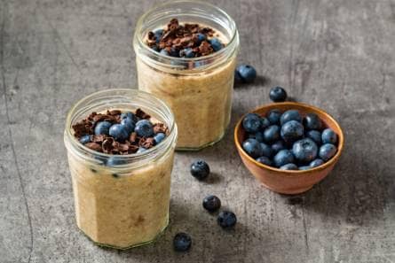 Pindakaas overnight oats met bosbessen