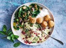 Een bord vol lekkers: gekruide aubergine, falafel, couscous en spinazie.