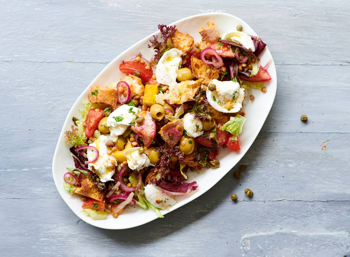 Panzanella met linzen, gele paprika & mozzarella