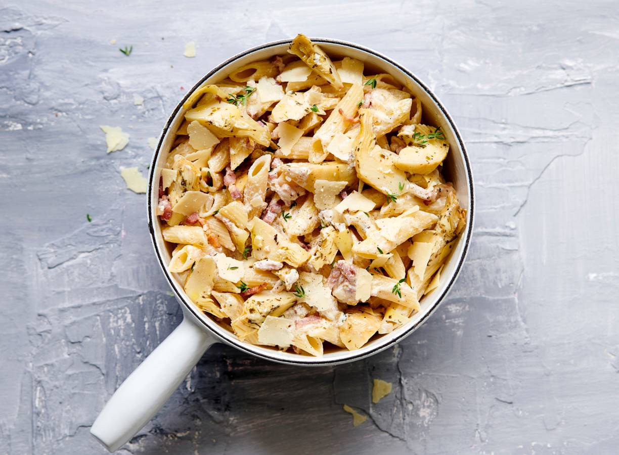 Snelle pasta met artisjok, romige ricotta en spek