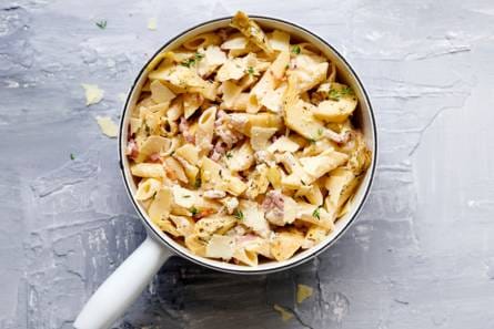 Snelle pasta met artisjok, romige ricotta en spek