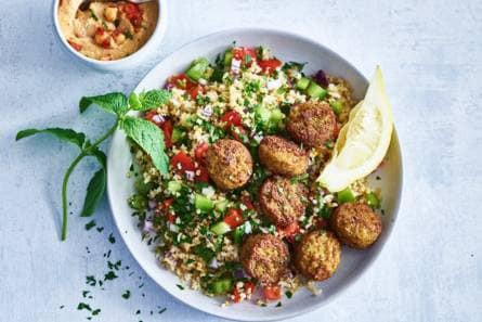 Rijkgevulde Libanese salade falafel met hummus