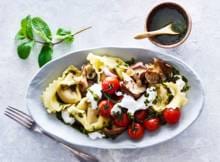 Vanavond eet je boterzachte burrata met paddenstoelen, cherrytomaatjes en tortelloni. 