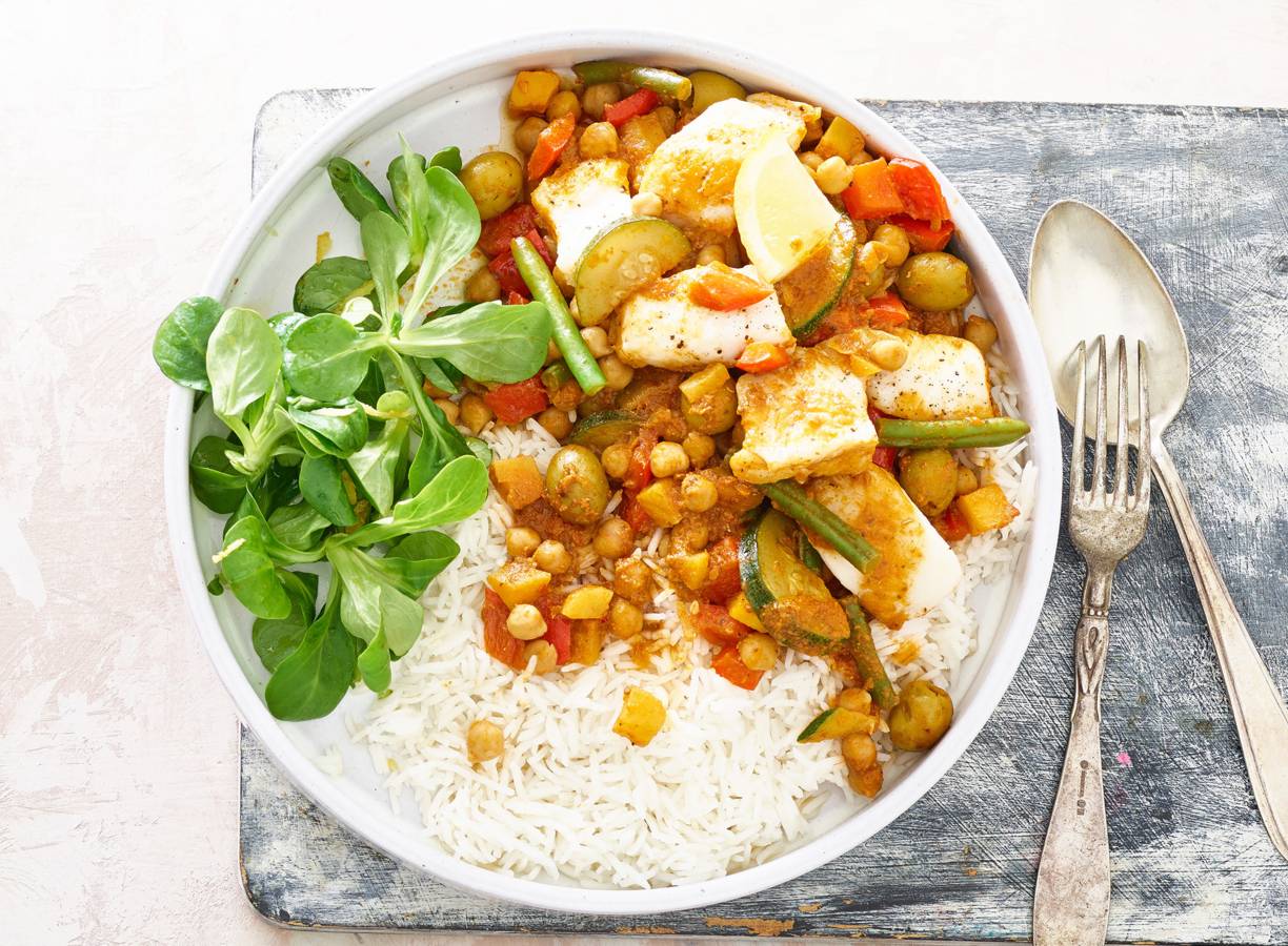 Pangasiusfilet gestoofd in groenten met groene olijven