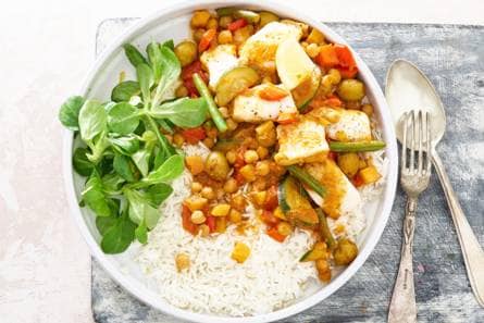 Pangasiusfilet gestoofd in groenten met groene olijven