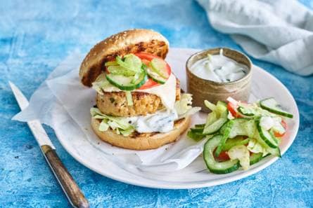 Broodje kipburger met cheddar & tzatziki
