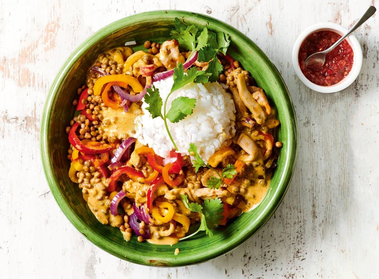 Gele curry met linzen, paprika & malse kip