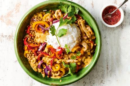 Gele curry met linzen, paprika & malse kip