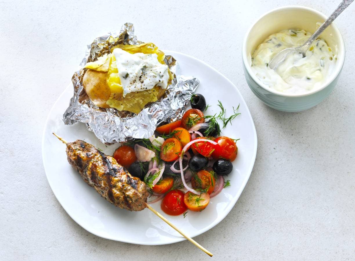 Gepofte aardappel met Griekse gehaktspies
