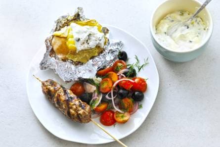 Gepofte aardappel met Griekse gehaktspies