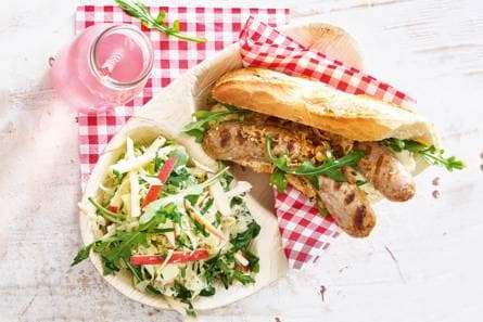 Lincolnshire hotdog met appel-zuurkoolsalade