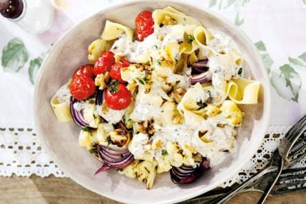 Pappardelle met truffel-roomsaus, geroosterde bloemkool & walnoten